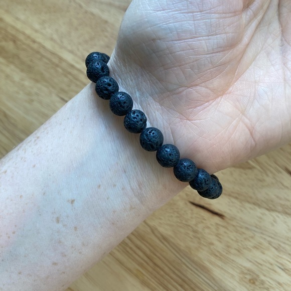 Lava rock diffuser bracelet with blue sodalite beads - Picture 3 of 5